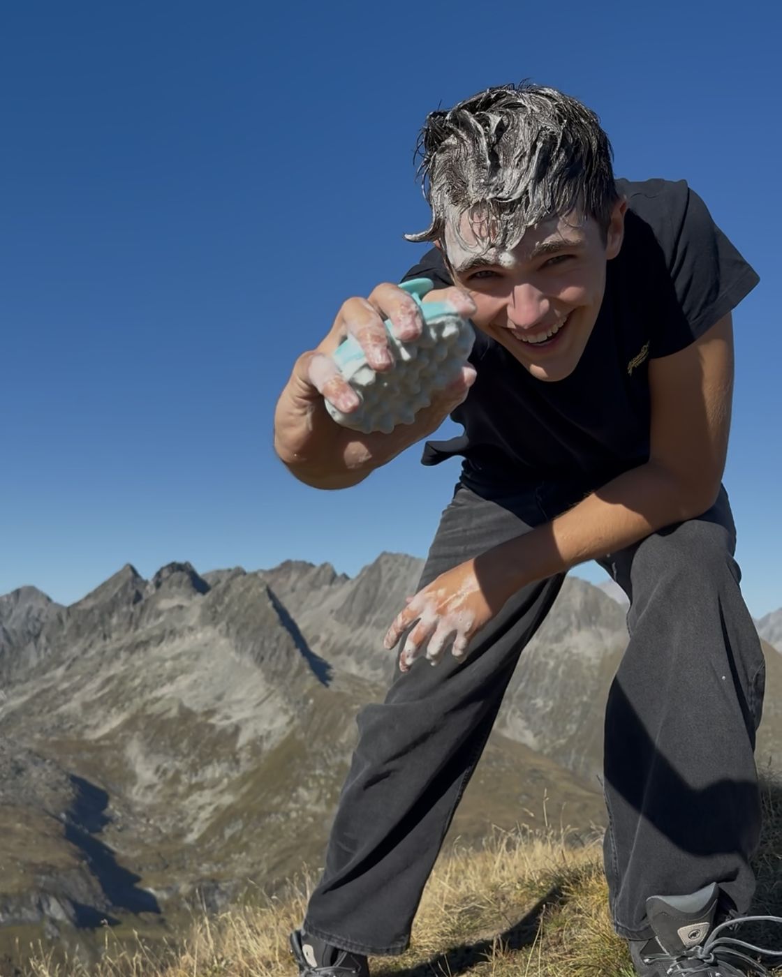 Lasse Bellmann wäscht sich in den Bergen lachend die Haare mit dem Dalera-Prototyp