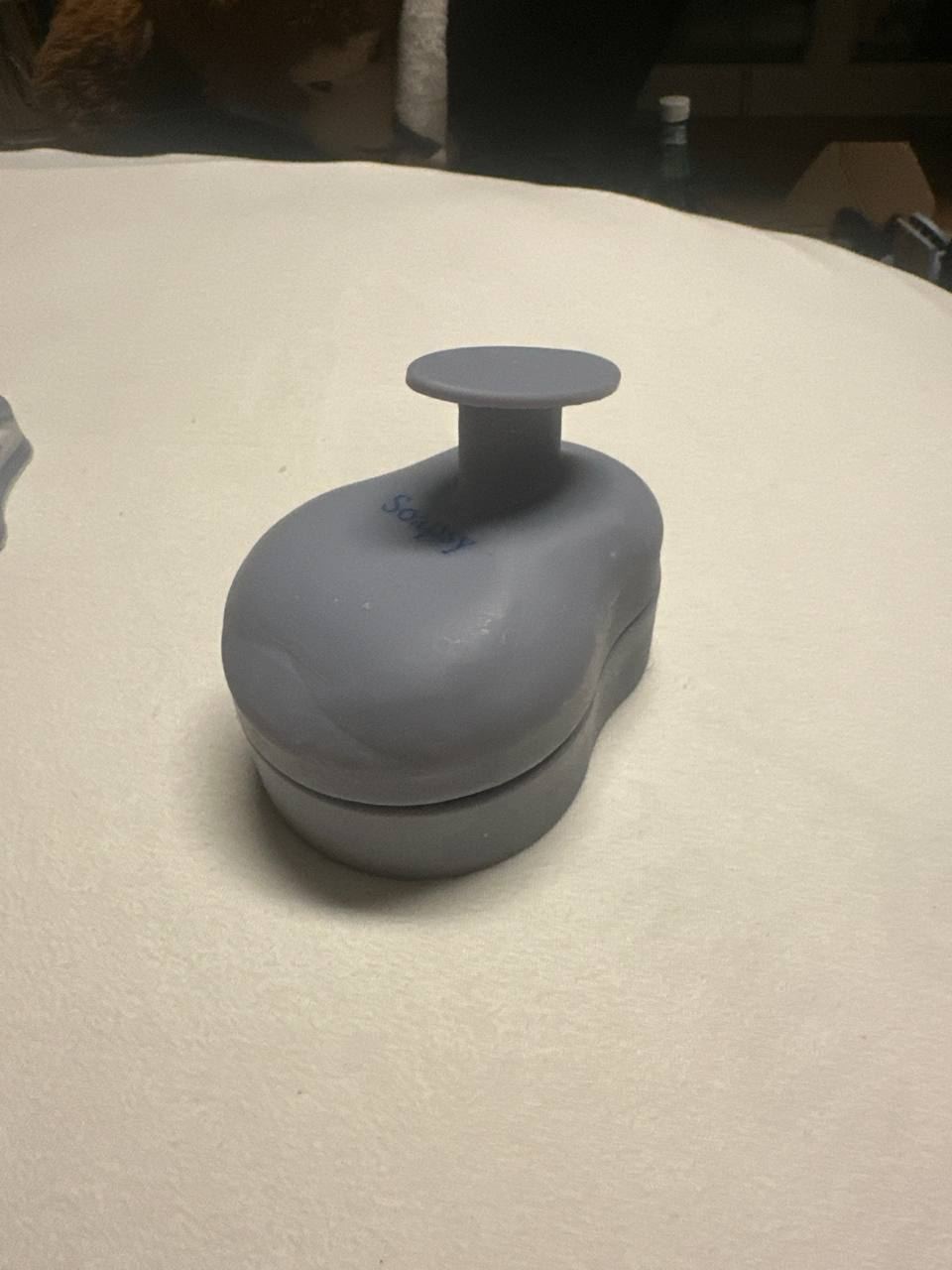Grauer Prototyp mit Halterung